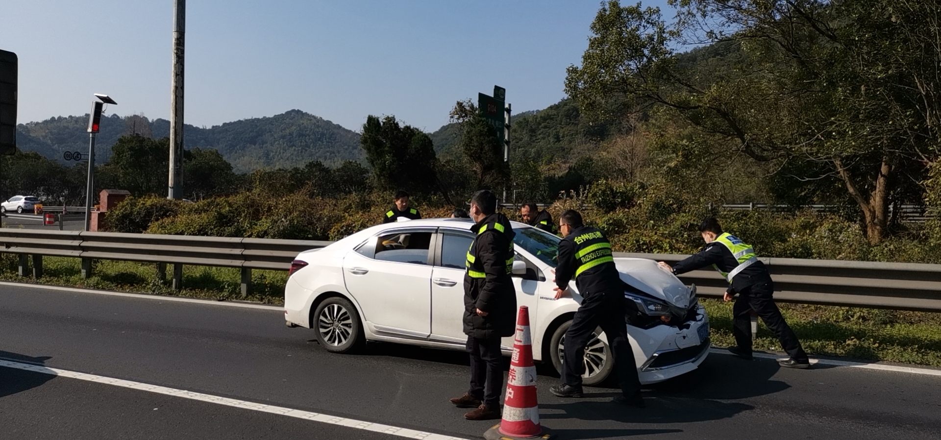 2月5日二車追尾事故車現場毛洪迅.jpg